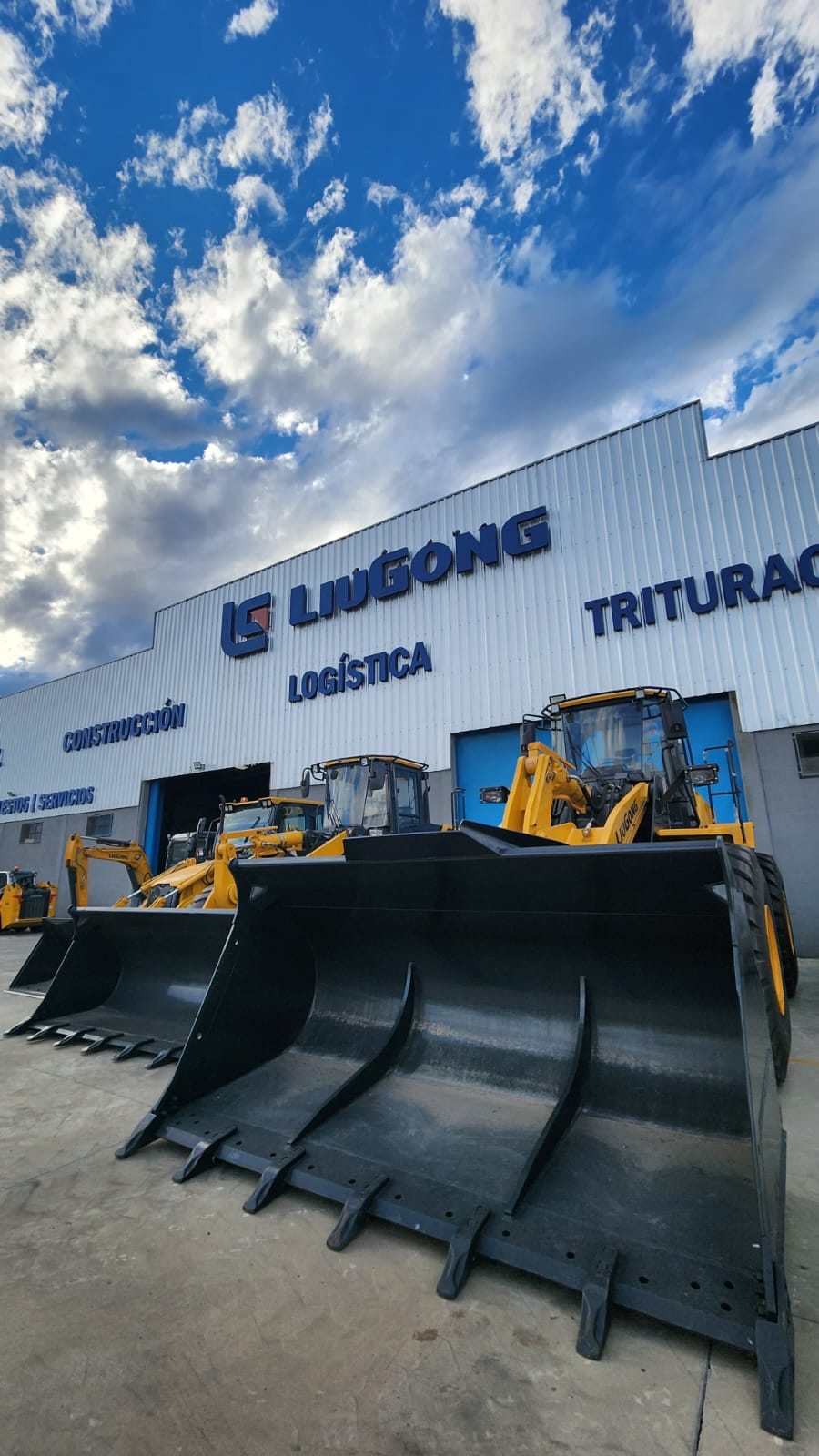 Frente del showroom oficial LiuGong en Rosario con cargadoras
