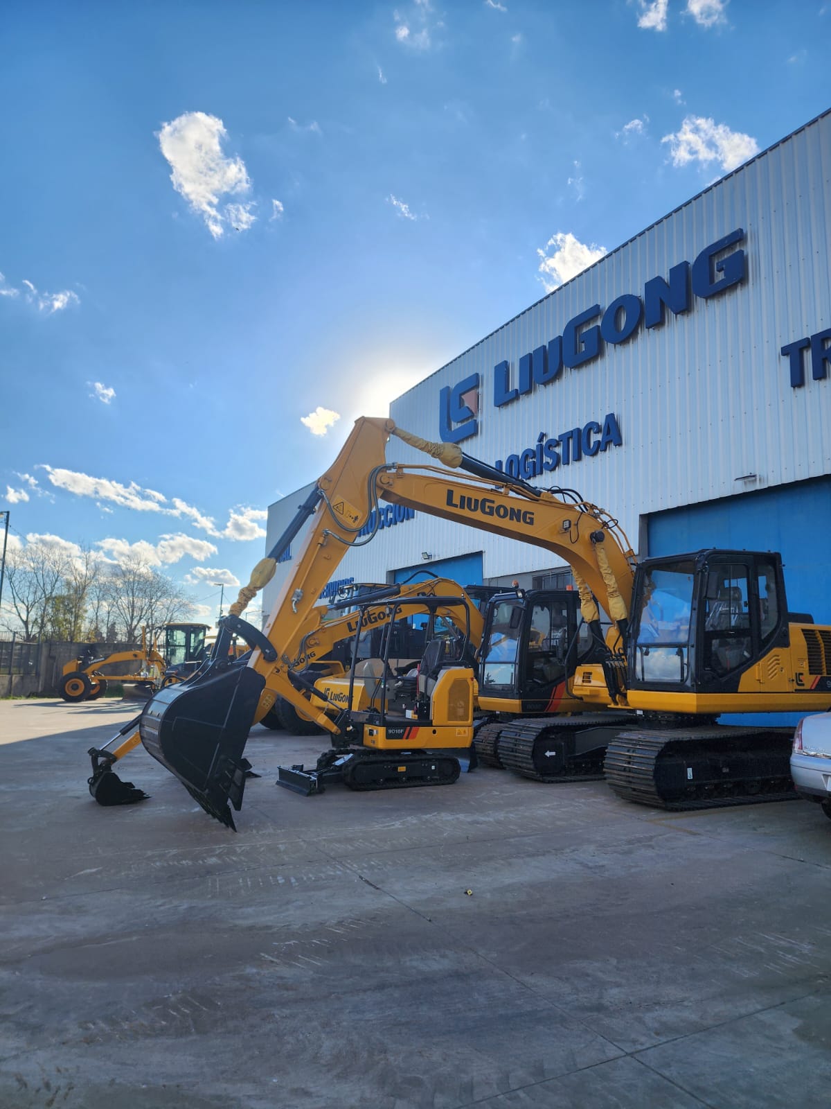 Excavadoras LiuGong frente al showroom